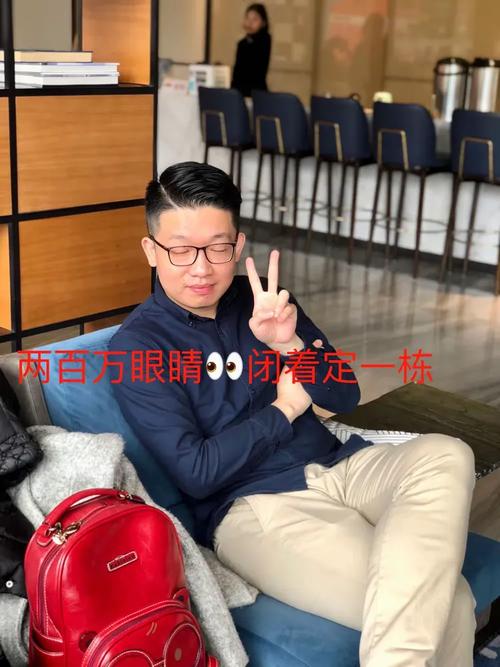 "林珊激动地一跃而起,伸出五个手指大声吼到"我记得是五万",陈娴惊恐